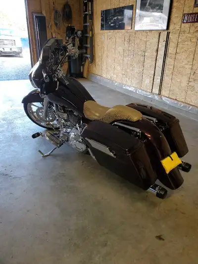 Custom streetglide great shape stretched tank, digital gagues, air ride,upgraded sterio, 21" front r...
