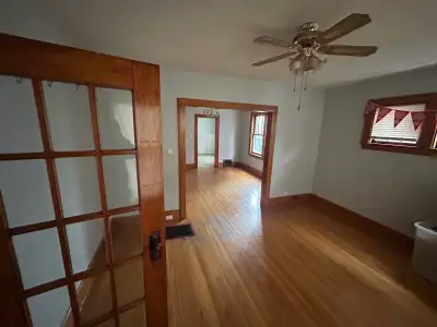 Unit for rent just off of Elsmere and Giles. Perfect for families with kids. 3 minute walk from Prin...