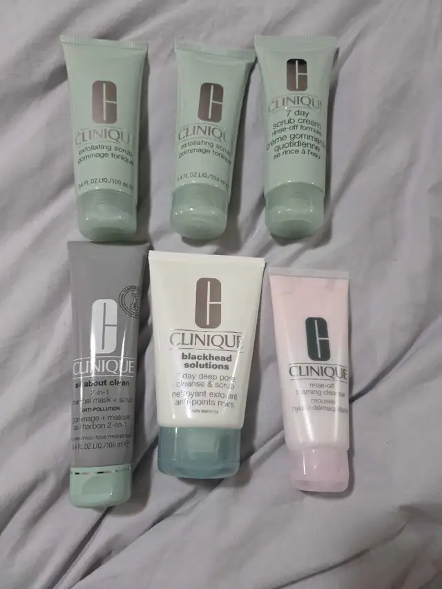 Clinique Scrub and Cleanser Bundle in Other in Edmonton - Image 2