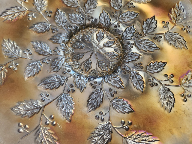 **Less Common** HOLLY by FENTON carnival glass plate in Arts & Collectibles in Fredericton - Image 2
