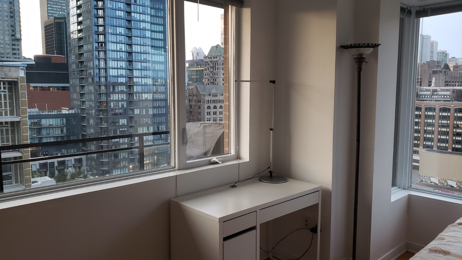 Chambre a louer centre-ville Montreal / Room for Rent — photo 2