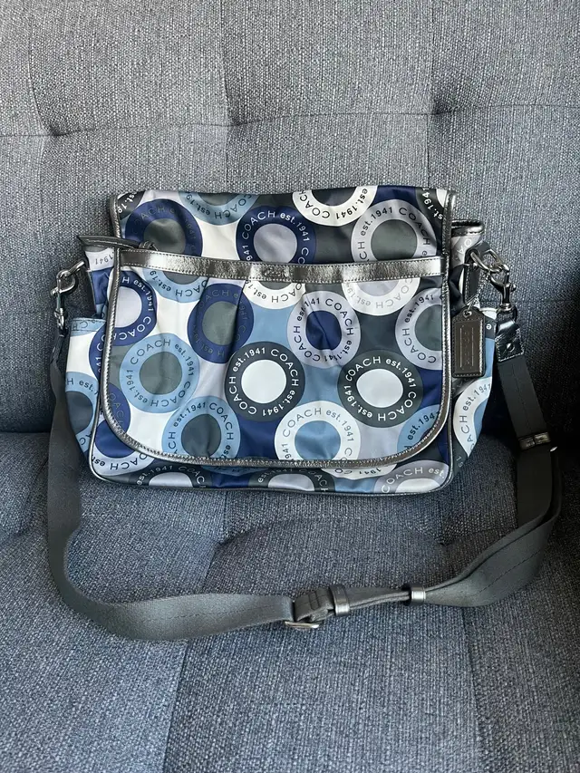Coach Vintage Alexandria Snaphead Style Satin Diaper Bag in Women's - Bags & Wallets in Mississauga / Peel Region - Image 2