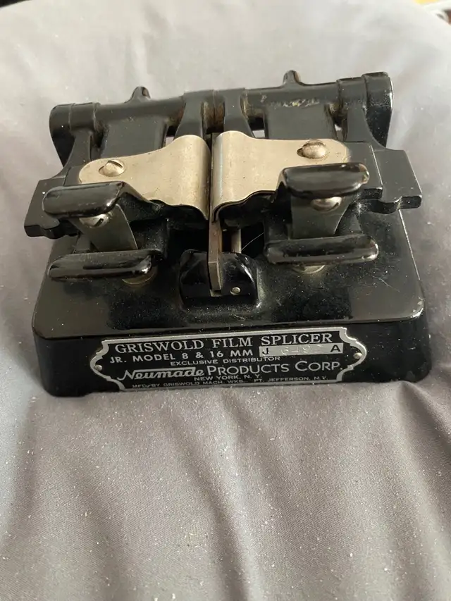 Griswold Film Splicer Jr Model 8mm and 16mm - Vintage - Art in Cameras & Camcorders in City of Toronto - Image 2