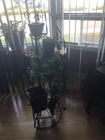 Étagère à fleurs ou à plante en métal,doit être rafraîchi demande 50$ 450 928-1421