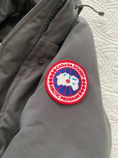 Women’s Canada Goose Jacket. Slightly worn. Large.