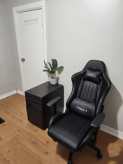 Furnished Room for Rent – Upper Floor – Oshawa A fully furnished room is available for rent on the u...