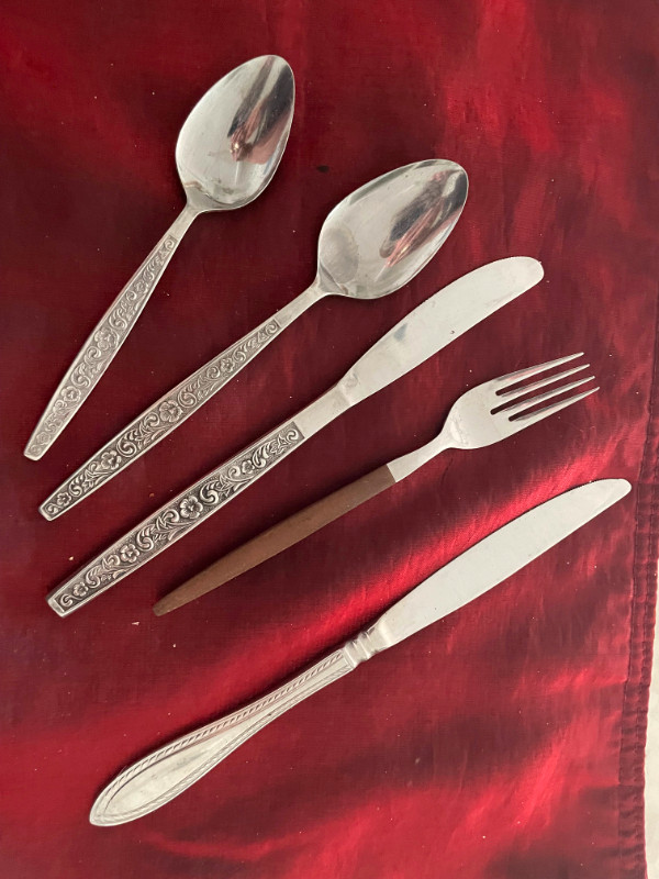 41 PIECES OF MISCELLANEOUS CUTLERY--GREAT FOR COTTAGE OR CAMPING in Kitchen & Dining Wares in Winnipeg - Image 3