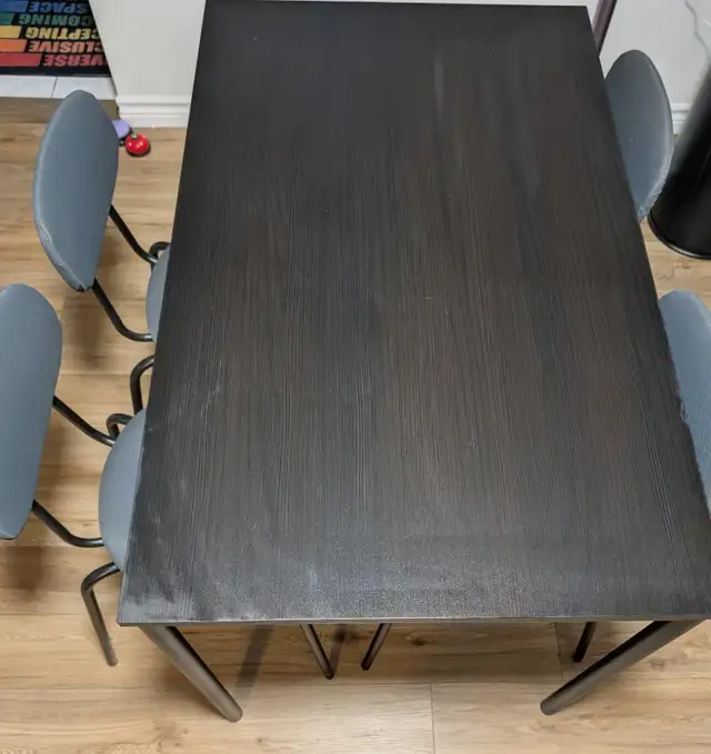 Small kitchen table and chairs for sale in Dining Tables & Sets in Markham / York Region - Image 2