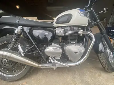 2019 Bonneville T100 900cc, with British Custom tailpipes, bar-end mirrors, 2 seats (1 from a 2020 B...