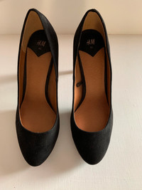 Women H&M black high heels 