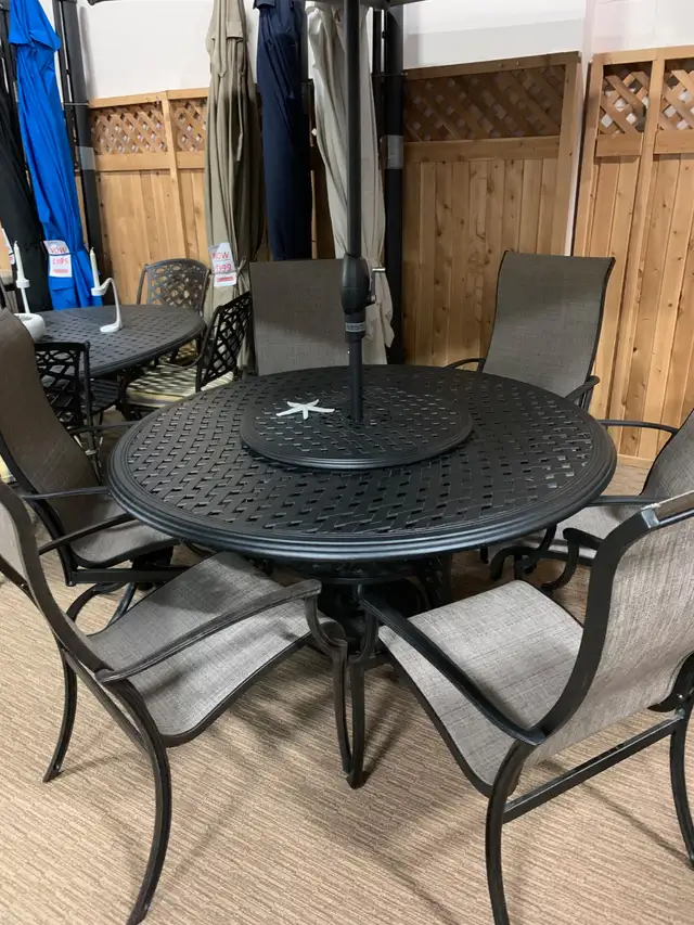 OUTDOOR LARGE ROUND ALUMINUM PATIO TABLE & 6 CHAIRS in Patio & Garden Furniture in Oakville / Halton Region - Image 2