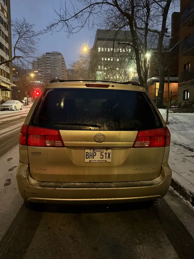 Sienna 2004 in Cars & Trucks in City of Montréal - Image 5