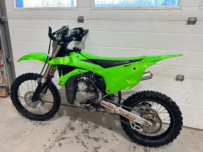 Brand new jug and piston installed end of last year, great running bike comes hand guards included ,...