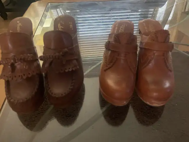 2 pairs ! Rare Vintage Fayva Leather & Wood Clog Heels - Size 5 in Women's - Shoes in Cape Breton - Image 2