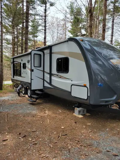 2013 Maple Country RV for sale. One master bedroom with ability to sleep another 4 people. Has a bat...