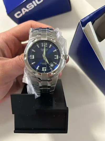 Selling a Casio Edifice EF 106D 2AV in excellent condition. This watch was barely used and looks ver...