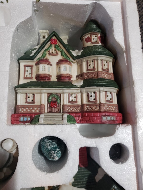 Danson Deluxe Porcelain Light up Christmas village set 21 piece