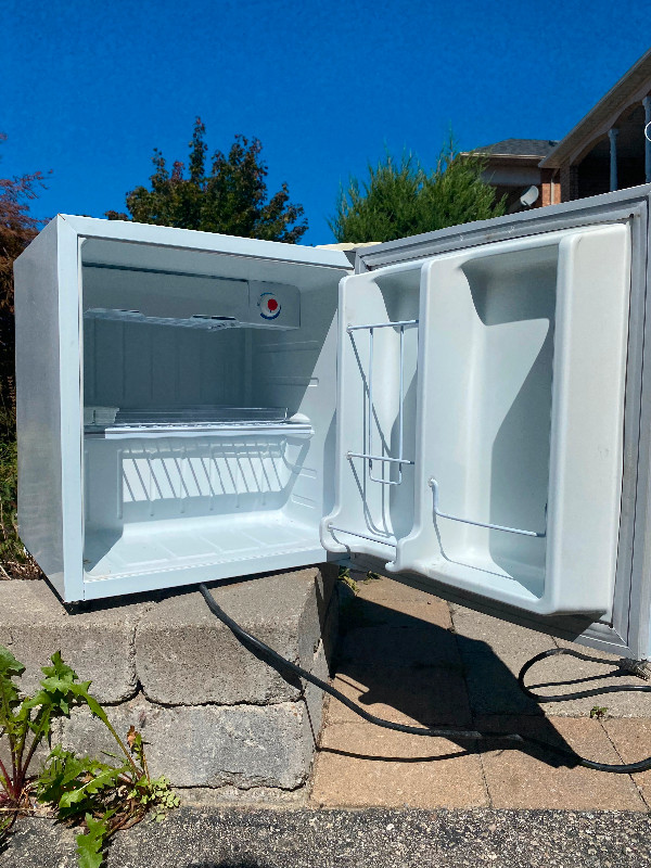 Danby 1.6 cu.ft. White Compact Refrigerator in Refrigerators in Markham / York Region - Image 2
