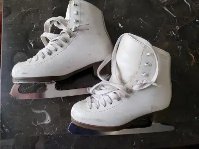 Girls figure skates GAM size 3, View more