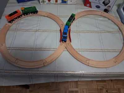 Un circuit de train en bois, View more