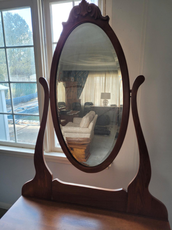 Beautiful Antique Dresser with Mirror in Dressers & Wardrobes in Belleville - Image 2