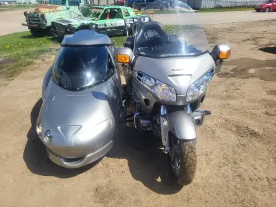 fully loaded gold wing with custom side with fan that blows cool/heated air/spare seat/new rear tire