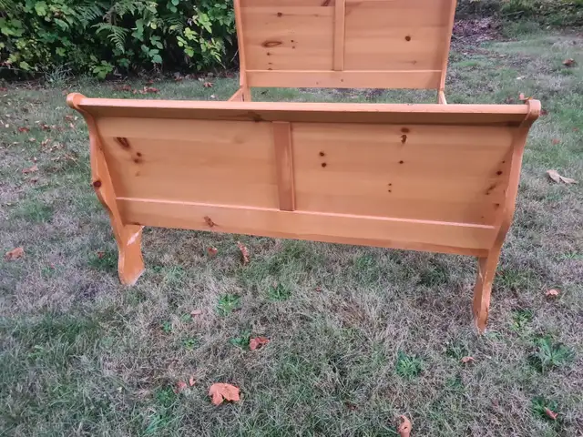 Wooden Queen Size Sleigh Bed in Beds & Mattresses in Cowichan Valley / Duncan - Image 4