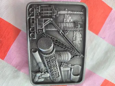 A highly detailed industrial scene Welding/Oilfield Measures 3 1/4" L & 2 1/4" H A great addition fo...