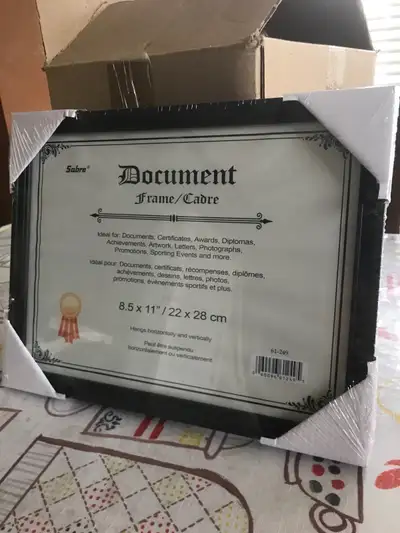 Cadre de marque Sabre neufs, parfaits pour afficher vos documents importants en format 8.5 x 11 pouc...