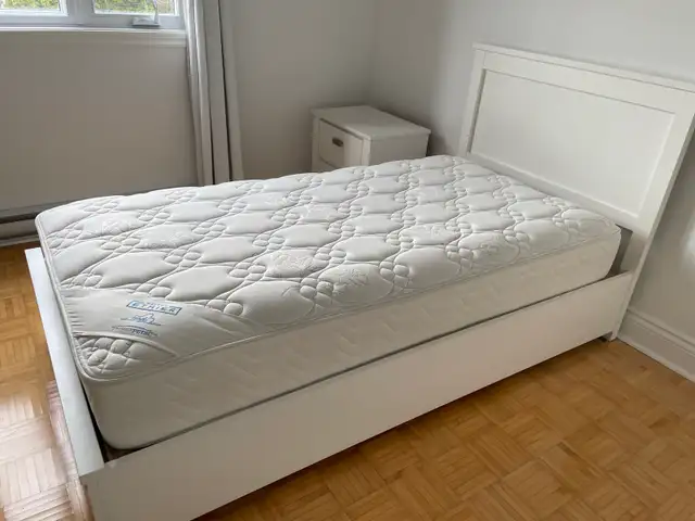 Lit simple en bois avec matelas in Beds & Mattresses in Longueuil / South Shore - Image 3