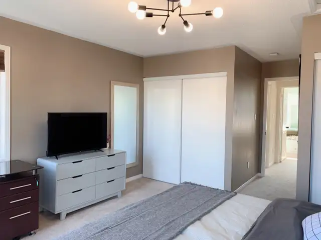 Furnished Bedroom – 10 Min Walk to Warden Station in Room Rentals & Roommates in City of Toronto - Image 3