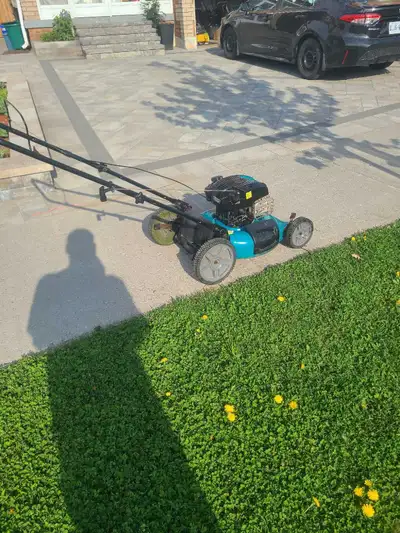 Get your lawn looking great with this Yardworks lawnmower featuring a reliable gas engine and a cutt...