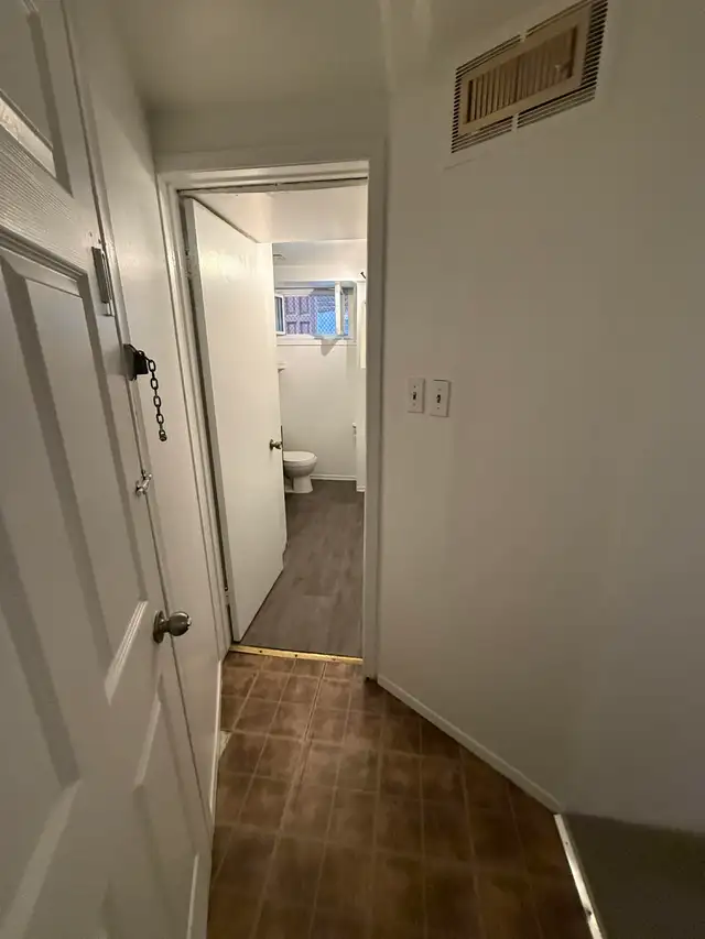 Basement Apartment for Rent 1 Bedroom 1 Bathroom in Long Term Rentals in Mississauga / Peel Region - Image 7