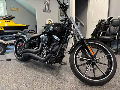 Mint condition Softail breakout, bought new from privateers HD. Service was done at dealer as well....
