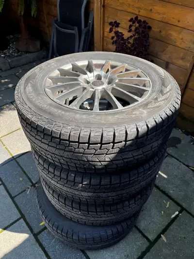 Very good condition only used one winter, seulement utilisé une saison, comme neuf, Subaru crosstrec...