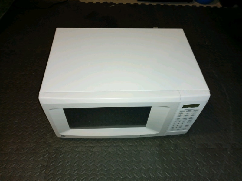 1.1 CU. FT Microwave oven with sensor pads. Microwaves