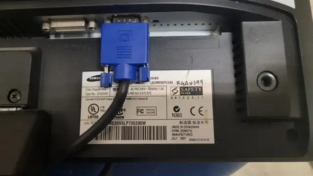 Samsung SyncMaster 206BW 20-inch LCD Monitor in Monitors in Oshawa / Durham Region - Image 5