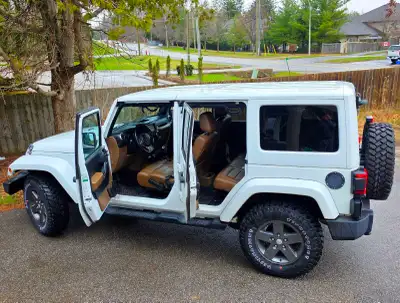 In mint condition. No rust Clean jeep. Heated seats Brown leather seats Upgraded Touchscreen with GP...
