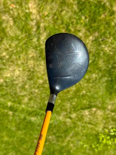 good shape right hand stiff shaft graphite pure gold tip stiff for a good player new 150