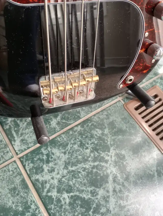 2004 Squire Affinity P Bass in Guitars in Mississauga / Peel Region - Image 7