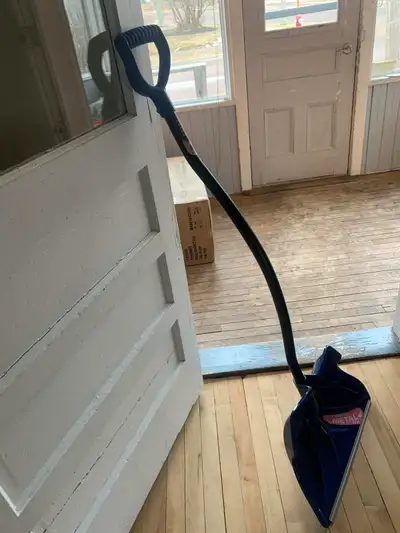 Cette pelle à neige ERA Metal est conçue pour déblayer efficacement la neige grâce à sa large lame e...