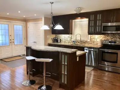 I have a few bedrooms for rent in Mississauga: - 2 rooms in the top floor of a 4br house near Queens...