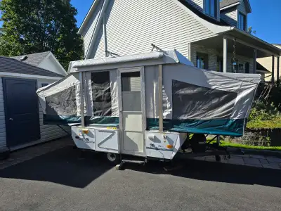 Cette tente-roulotte Taos est idéale pour vos prochaines escapades en plein air, offrant une solutio...