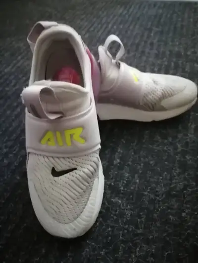 Beautiful Runners For Sale By Original Owner. In very good shape and condition. Size is 1 (20 cm) Av...