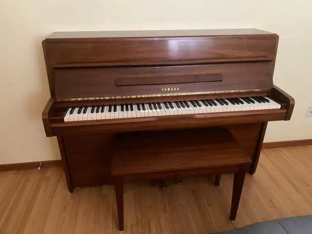 Yamaha upright piano 572869574604236801