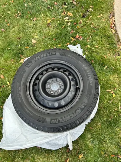 WINTER Michelin X Ice & Snow 4 tires on steel rims, 6 months of winter usage Spec: 245/65R17 17” - S...