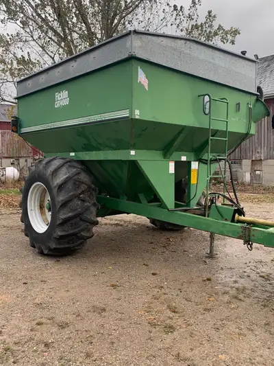 Ficklin CA14000 Buggy. Approx 500 bushels. Good condition, 30.5-32 tires, Lights, work lights, rear...
