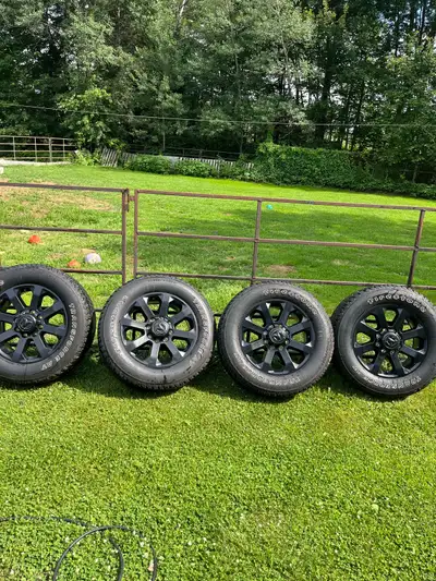 Like New rims and tires off a 2024 ram 2500 Laramie Cummins. These are the Night Editon ones 8X165.1...