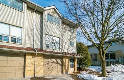 3+1 Bedroom Townhouse available for rent. 3 storey House. Its a corner house so its kind a Semi-deta...