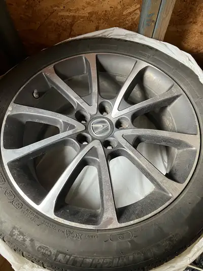 This is a used 17-inch Acura rim, perfect for replacing a damaged rim or upgrading your current set....